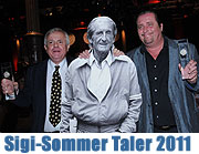 Den Sigi-Sommer-Taler 2011 der Narrhalla erhielten Andreas Giebel und Michael Graeter (©Foto: Ingrid Grossmann)